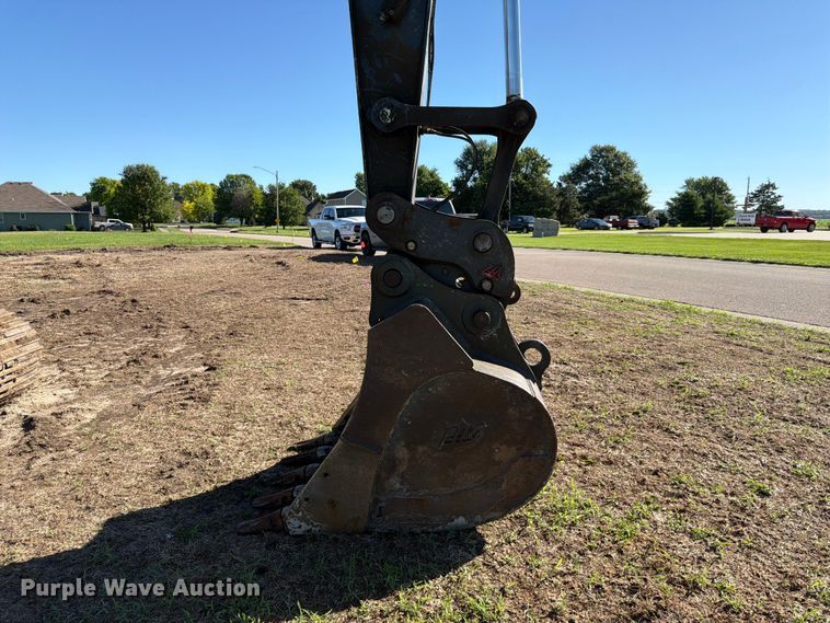 image for item DQ7844 2017 John Deere 210G excavator