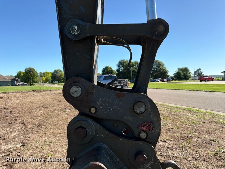 image for item DQ7844 2017 John Deere 210G excavator
