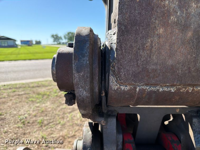 image for item DQ7844 2017 John Deere 210G excavator