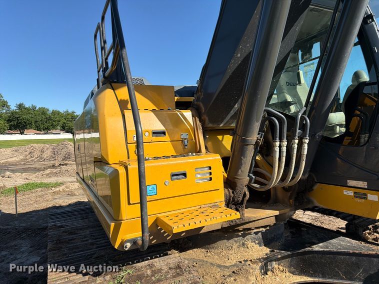 image for item DQ7844 2017 John Deere 210G excavator