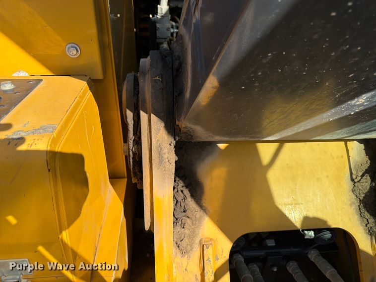 image for item DQ7844 2017 John Deere 210G excavator