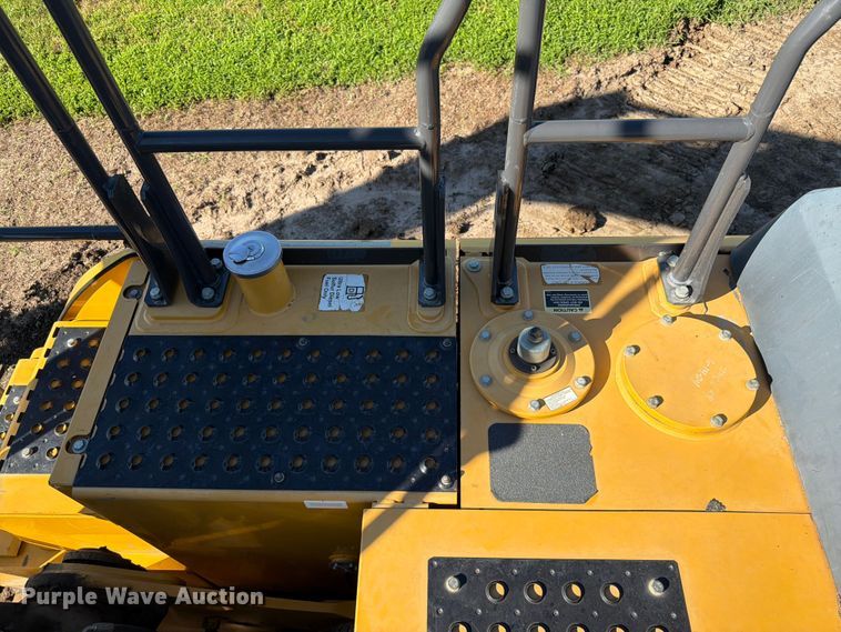 image for item DQ7844 2017 John Deere 210G excavator