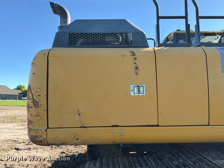 image for item DQ7844 2017 John Deere 210G excavator