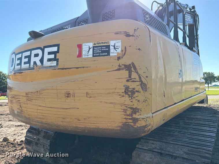 image for item DQ7844 2017 John Deere 210G excavator