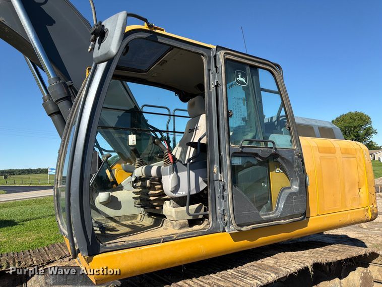image for item DQ7844 2017 John Deere 210G excavator