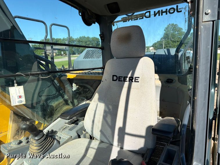 image for item DQ7844 2017 John Deere 210G excavator
