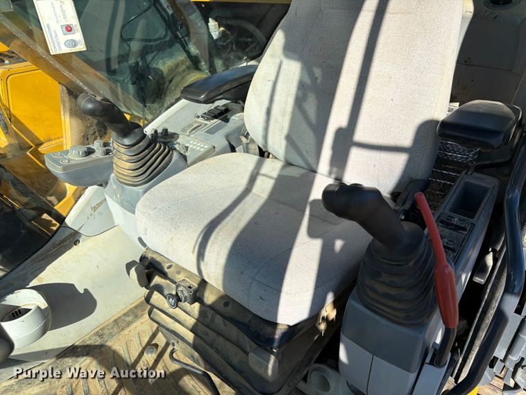 image for item DQ7844 2017 John Deere 210G excavator
