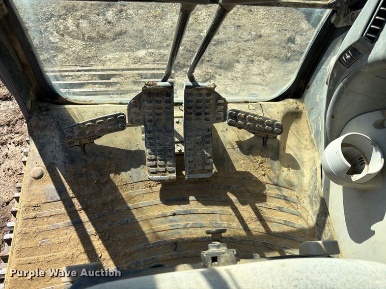 image for item DQ7844 2017 John Deere 210G excavator