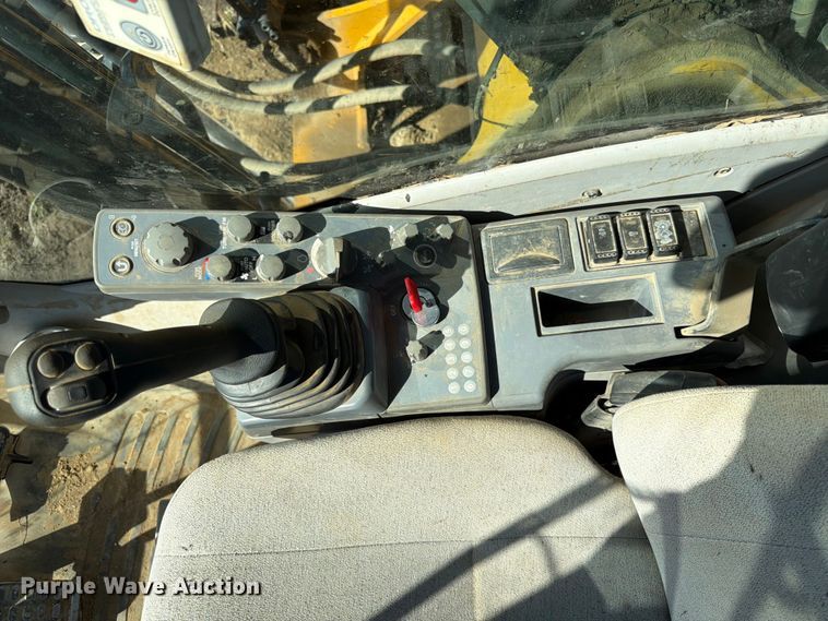 image for item DQ7844 2017 John Deere 210G excavator
