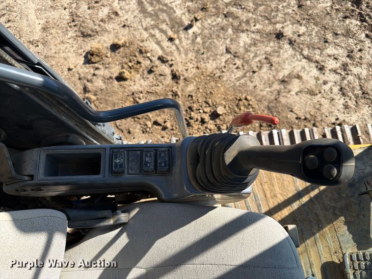 image for item DQ7844 2017 John Deere 210G excavator