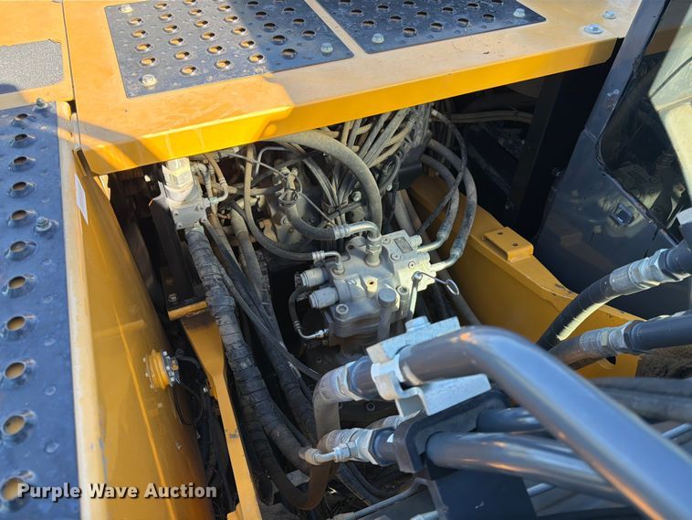 image for item DQ7844 2017 John Deere 210G excavator