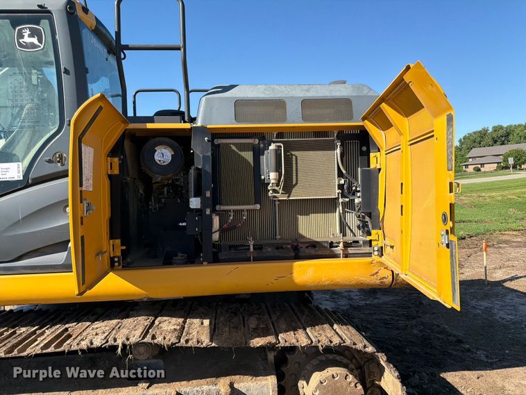 image for item DQ7844 2017 John Deere 210G excavator