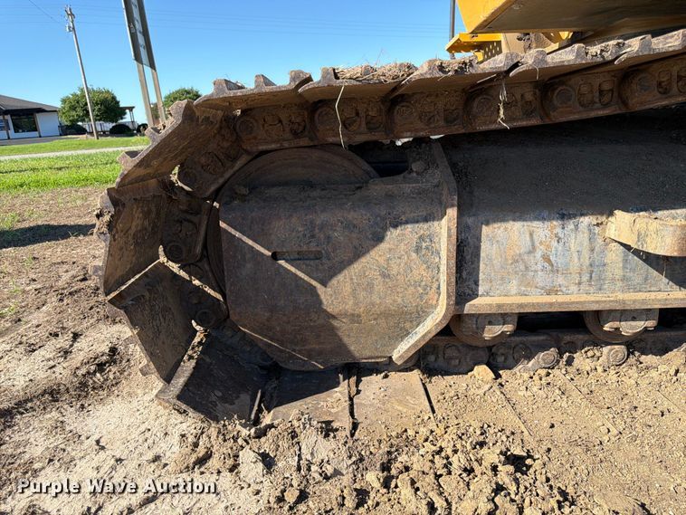 image for item DQ7844 2017 John Deere 210G excavator