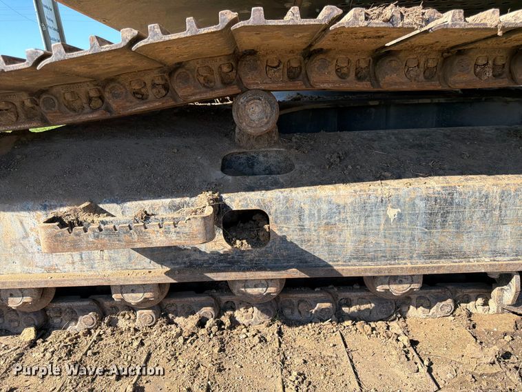 image for item DQ7844 2017 John Deere 210G excavator