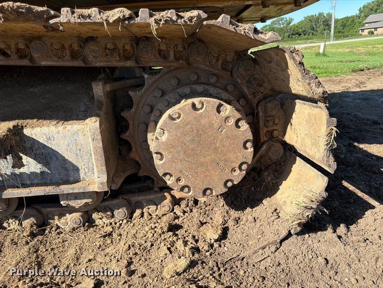 image for item DQ7844 2017 John Deere 210G excavator