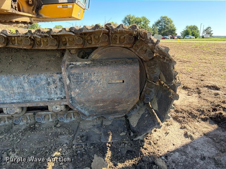 image for item DQ7844 2017 John Deere 210G excavator
