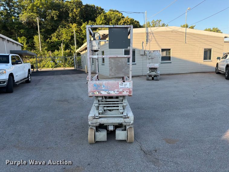 image for item DQ7956 2001 Skyjack SJIII 3219 scissor lift