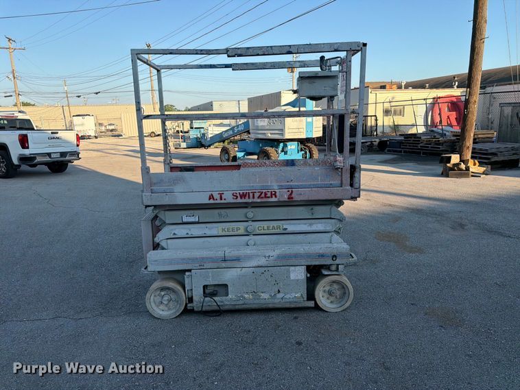 image for item DQ7956 2001 Skyjack SJIII 3219 scissor lift