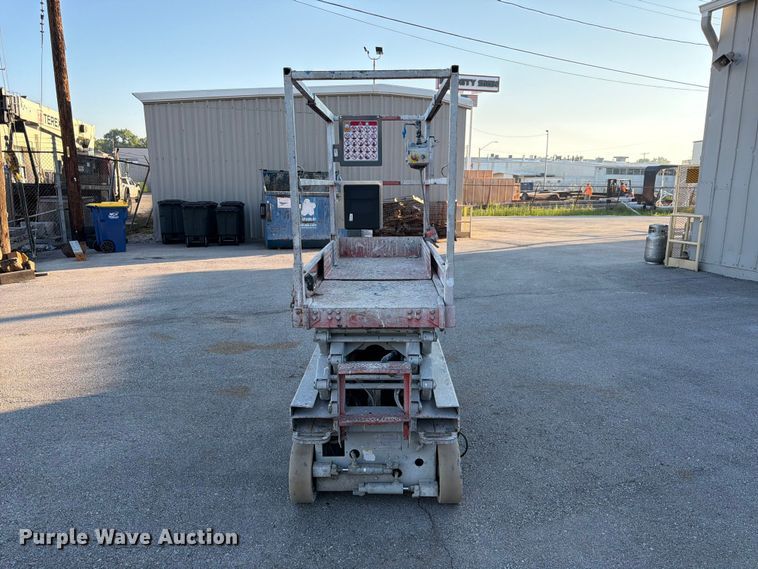 image for item DQ7956 2001 Skyjack SJIII 3219 scissor lift