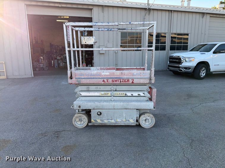 image for item DQ7956 2001 Skyjack SJIII 3219 scissor lift