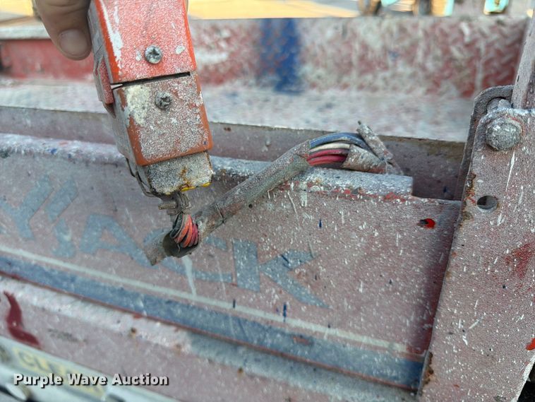 image for item DQ7956 2001 Skyjack SJIII 3219 scissor lift