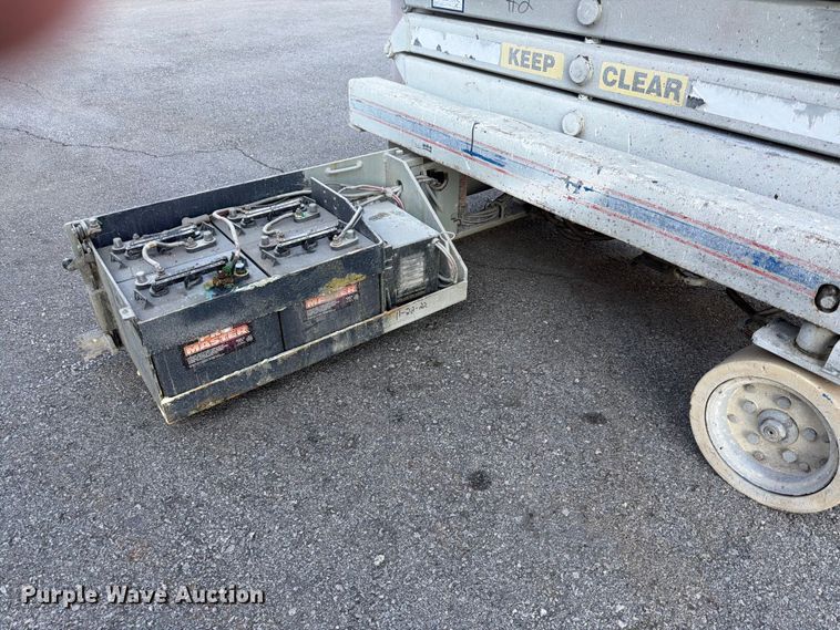 image for item DQ7956 2001 Skyjack SJIII 3219 scissor lift