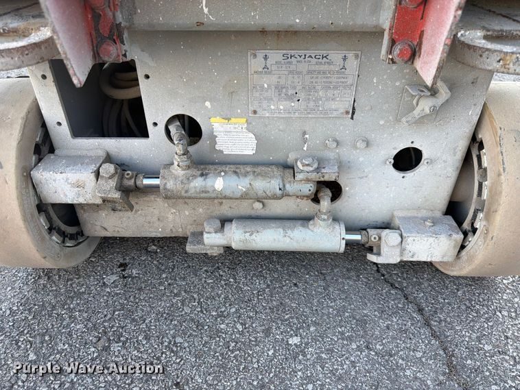 image for item DQ7956 2001 Skyjack SJIII 3219 scissor lift