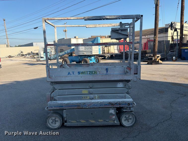 image for item DQ7957 Skyjack SJIII 3219 scissor lift