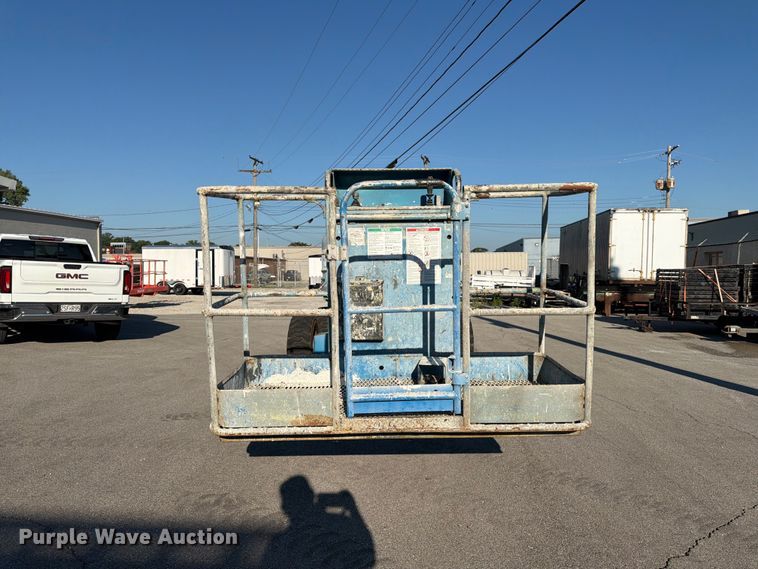 image for item DQ7958 2000 Genie S-40 boom lift