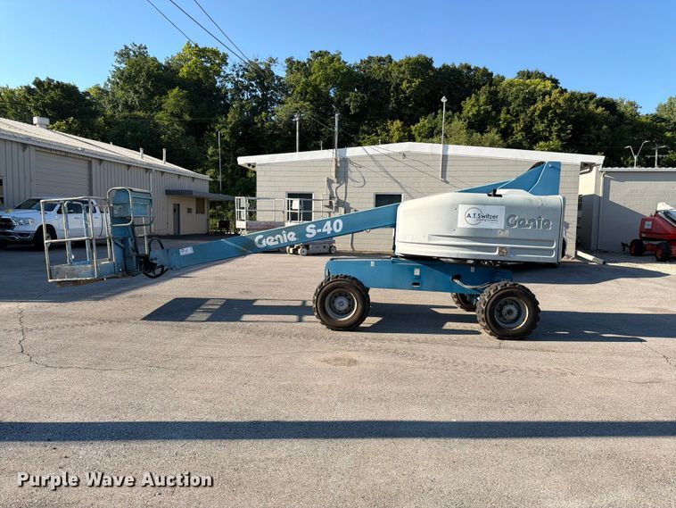 image for item DQ7958 2000 Genie S-40 boom lift