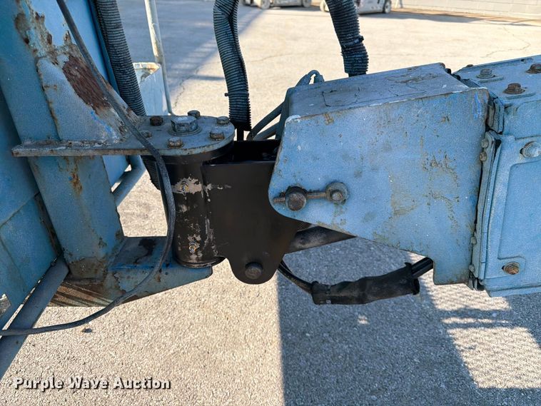 image for item DQ7958 2000 Genie S-40 boom lift