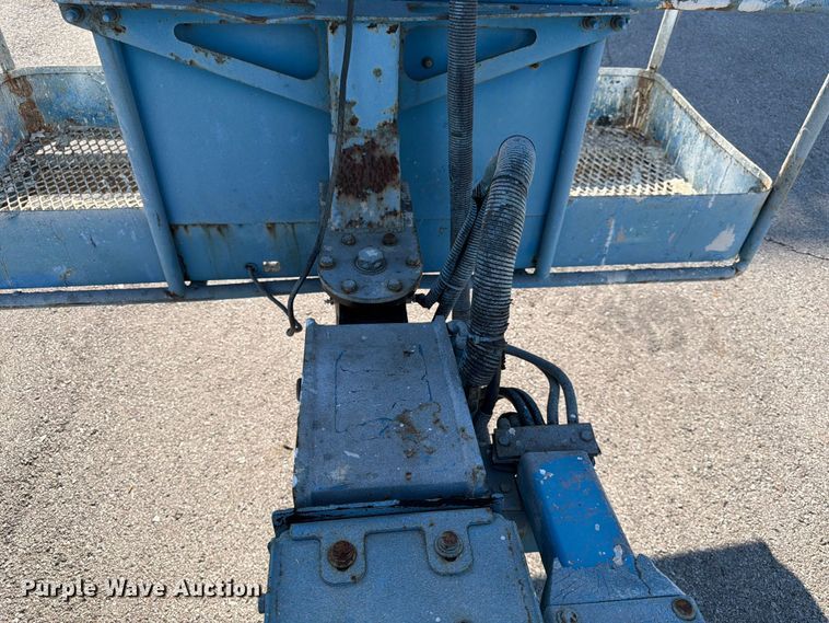 image for item DQ7958 2000 Genie S-40 boom lift