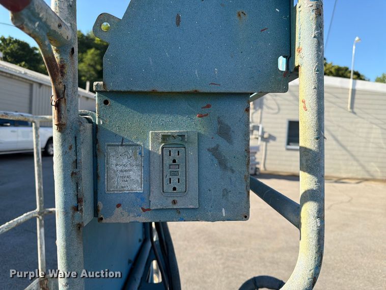 image for item DQ7958 2000 Genie S-40 boom lift