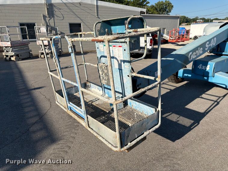 image for item DQ7958 2000 Genie S-40 boom lift