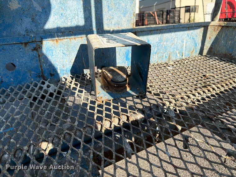 image for item DQ7958 2000 Genie S-40 boom lift