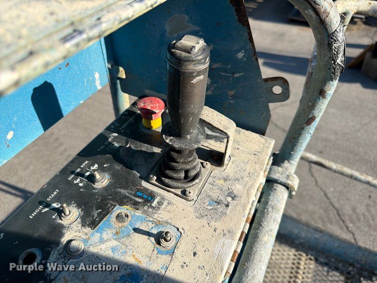 image for item DQ7958 2000 Genie S-40 boom lift