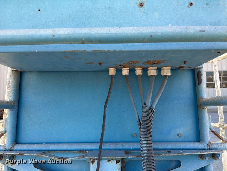 image for item DQ7958 2000 Genie S-40 boom lift