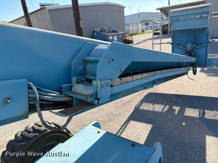 image for item DQ7958 2000 Genie S-40 boom lift