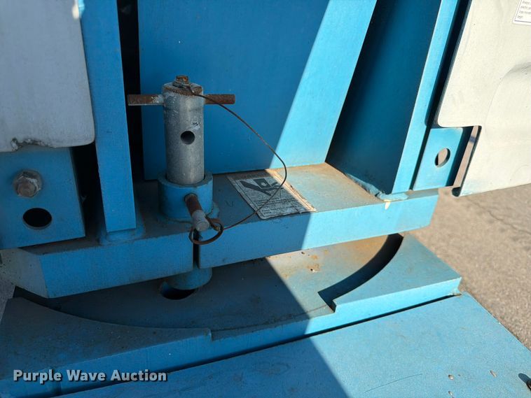 image for item DQ7958 2000 Genie S-40 boom lift