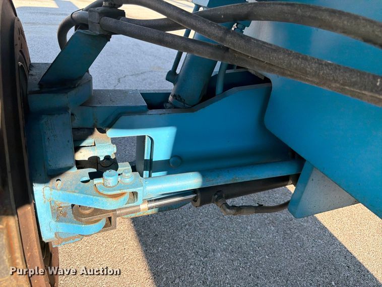 image for item DQ7958 2000 Genie S-40 boom lift