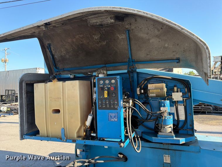 image for item DQ7958 2000 Genie S-40 boom lift