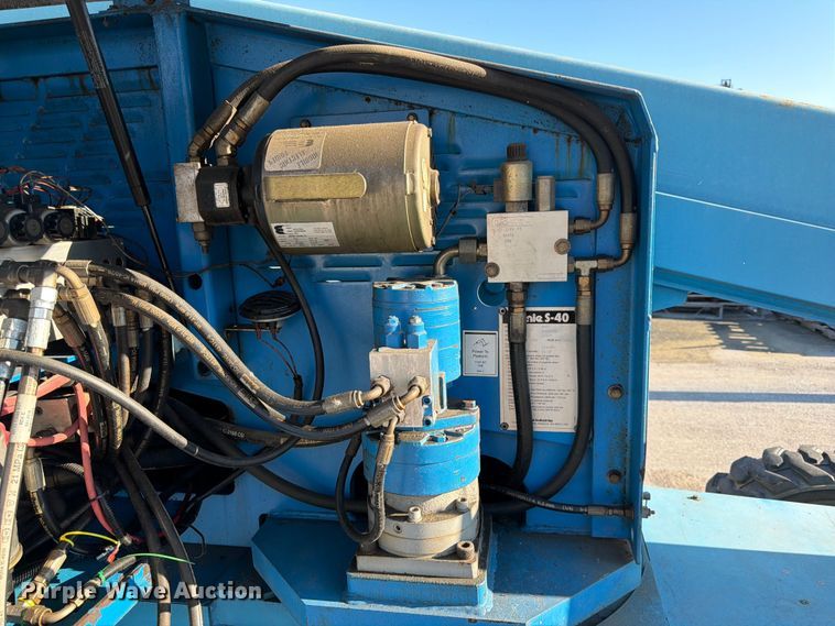 image for item DQ7958 2000 Genie S-40 boom lift