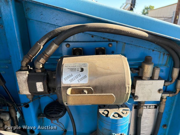 image for item DQ7958 2000 Genie S-40 boom lift
