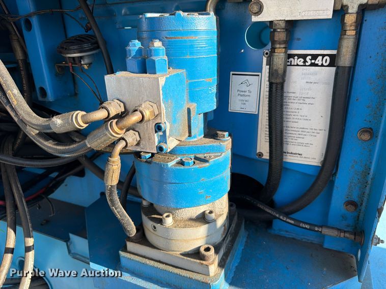 image for item DQ7958 2000 Genie S-40 boom lift