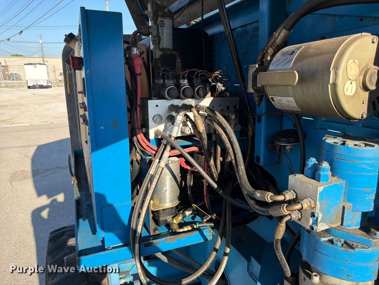 image for item DQ7958 2000 Genie S-40 boom lift