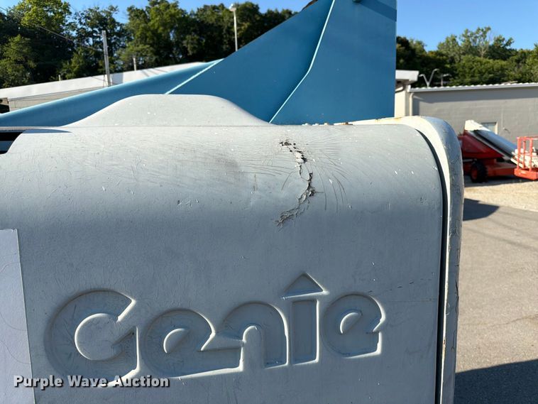 image for item DQ7958 2000 Genie S-40 boom lift