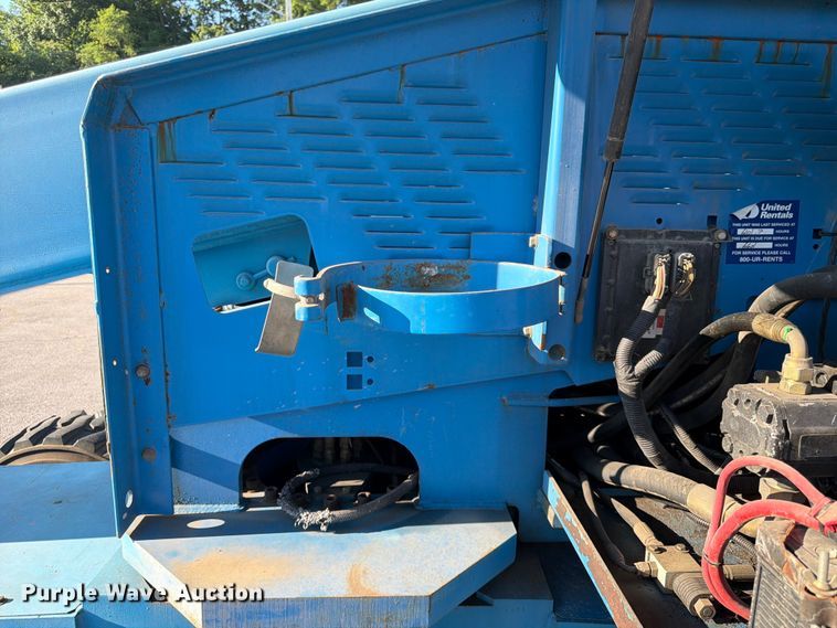 image for item DQ7958 2000 Genie S-40 boom lift