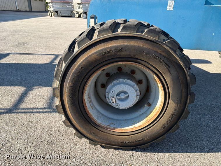 image for item DQ7958 2000 Genie S-40 boom lift