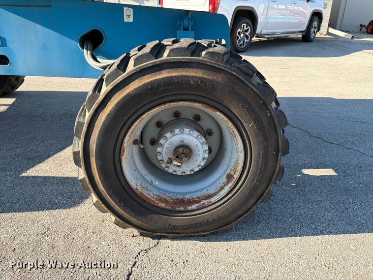 image for item DQ7958 2000 Genie S-40 boom lift