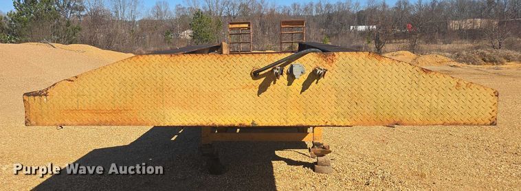 image for item DU2697 1995 Sun Manufacturing drop deck equipment trailer